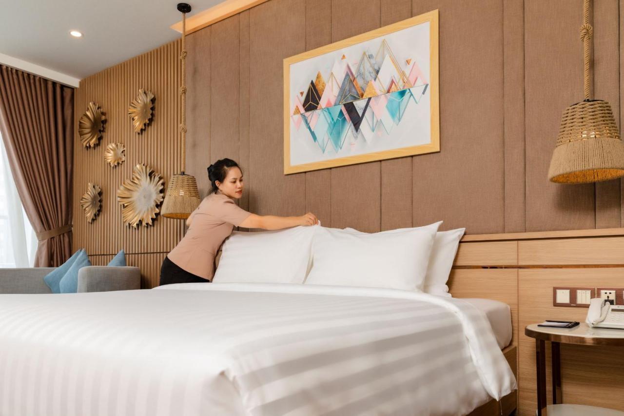 Virgo Hotel Nha Trang Exterior foto A chambermaid making a bed